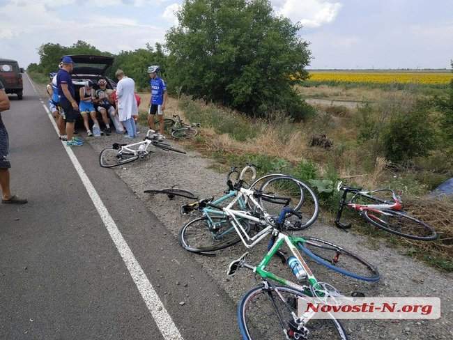 Под Николаевом автомобиль врезался в группу спортсменов-велосипедистов, пострадало 6 подростков 01