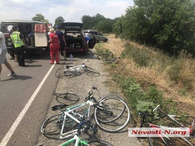 Под Николаевом автомобиль врезался в группу спортсменов-велосипедистов, пострадало 6 подростков 05