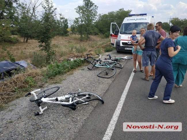 Под Николаевом автомобиль врезался в группу спортсменов-велосипедистов, пострадало 6 подростков 06