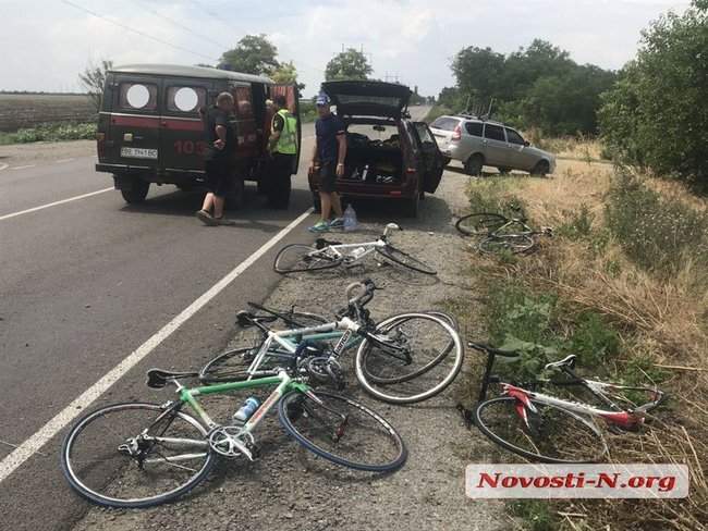 Под Николаевом автомобиль врезался в группу спортсменов-велосипедистов, пострадало 6 подростков 07