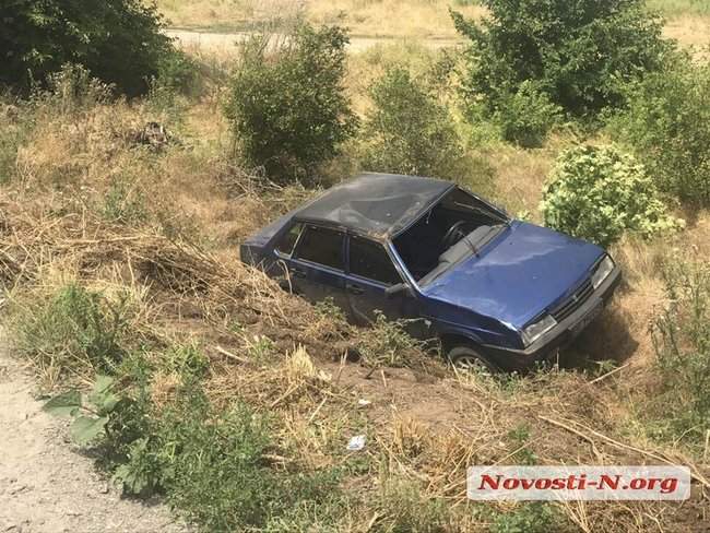 Под Николаевом автомобиль врезался в группу спортсменов-велосипедистов, пострадало 6 подростков 09