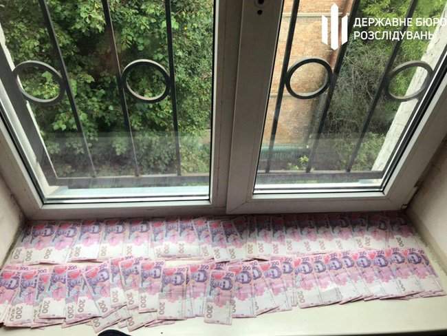 Оперативник полиции задержан в Киеве при получении 1 тыс. долл. взятки за возврат конфискованного мотоцикла, - ГБР 04