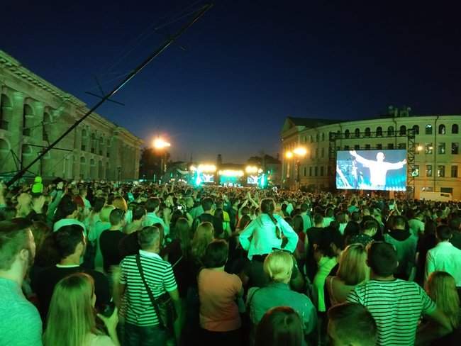 Концерт Вакарчука проходит на Контрактовой площади в Киеве 01