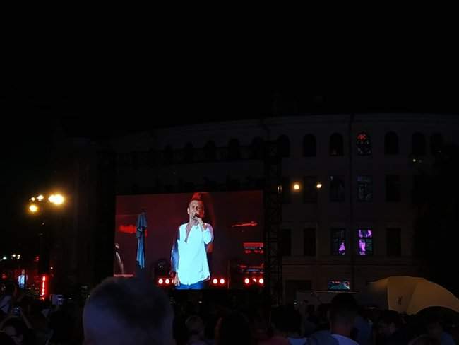 Концерт Вакарчука проходит на Контрактовой площади в Киеве 03