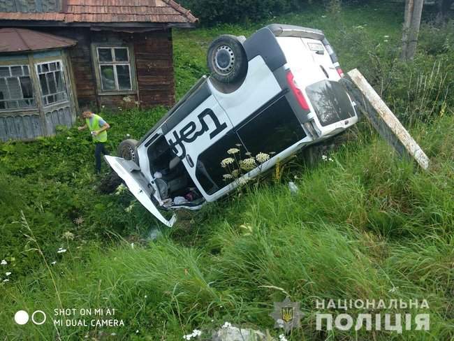 На Львовщине микроавтобус въехал в остановку, погибла женщина, двое ее дочек в больнице 01