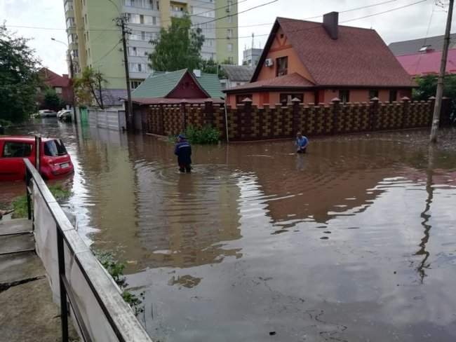 Ривне накрыло ливнем - ГСЧС ликвидирует последствия 02