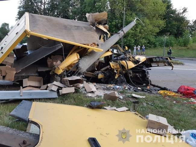 Пьяное ДТП в Ривном: микроавтобус снес электроопору, 1 человек погиб, трое госпитализированы 03