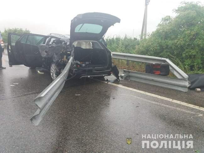 Renault наехал на ограждение на Харьковщине: 9-летняя пассажирка погибла, еще двое - госпитализированы 02