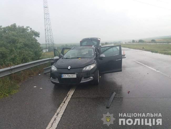Renault наехал на ограждение на Харьковщине: 9-летняя пассажирка погибла, еще двое - госпитализированы 03