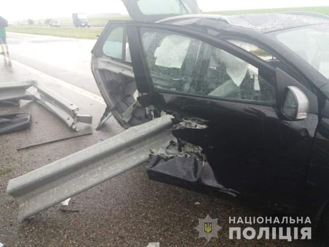 Renault наехал на ограждение на Харьковщине: 9-летняя пассажирка погибла, еще двое - госпитализированы 04