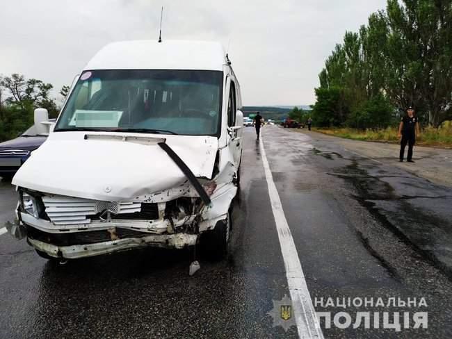 В результате ДТП с участием маршрутки на трассе Харьков-Симферополь пострадали 12 человек, в том числе четверо детей, - полиция 02