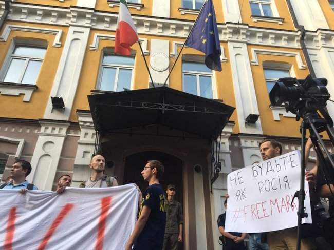 Не будьте как Россия, - под посольством Италии прошла акция в поддержку Маркива 02