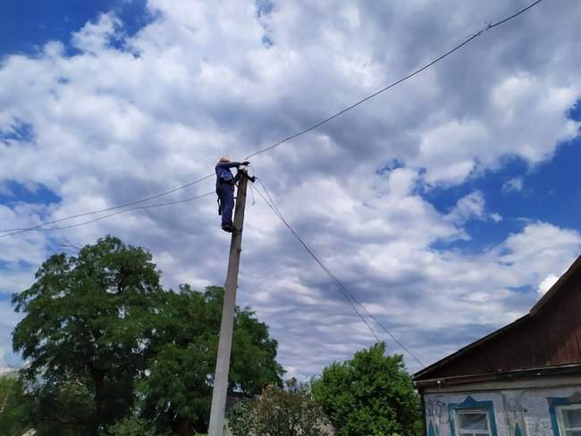 В Катериновке восстановлено электроснабжение, поврежденное артиллерийским обстрелами наемников РФ, - СЦКК 01