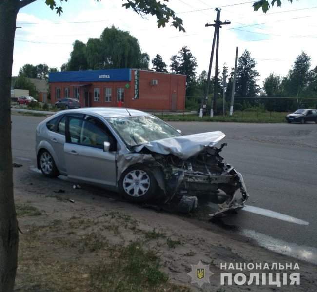 Лобовое столкновение по дороге на вызов: в Изюме Харьковской области двух полицейских госпитализировали в тяжелом состоянии 01