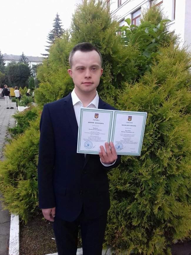 Инклюзия для всех, - посол Великобритании Гоф поздравила Богдана Кравчука - первого в Украине парня с синдромом Дауна, ставшего бакалавром 01