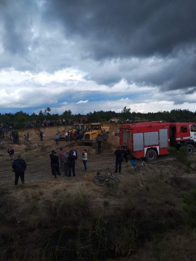 Обвал песка в карьере на Ривненщине: спасатели нашли тело второго ребенка 05