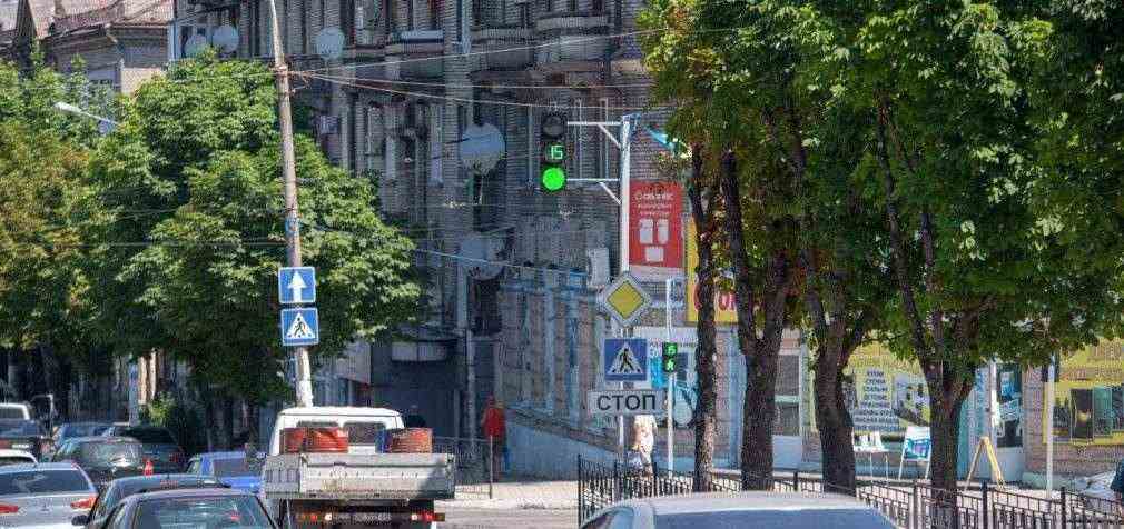 На аварійному перехресті Кам’янського запустили новий світлофор
