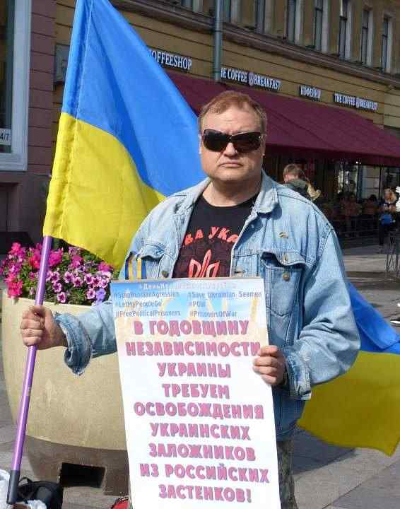 Активиста задержали в Санкт-Петербурге до того, как он начал пикет в поддержку Украины 11