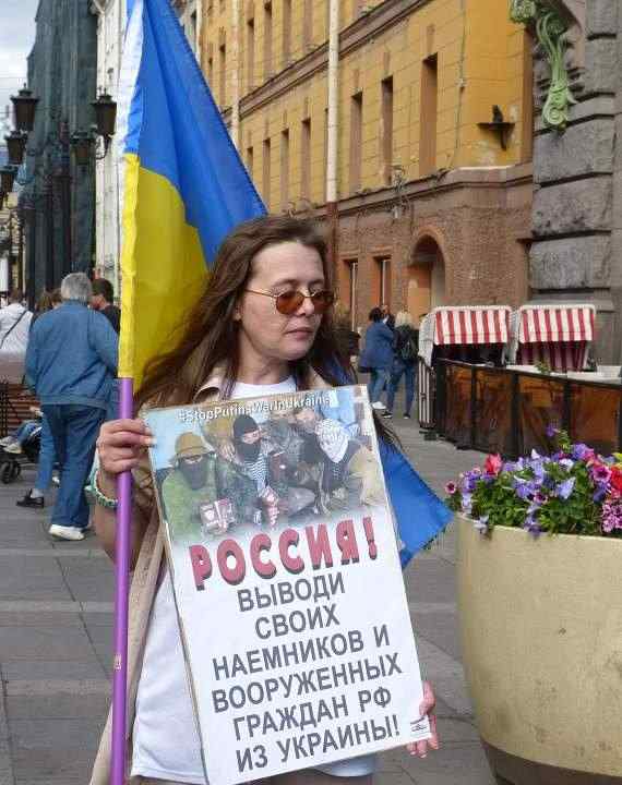 Активиста задержали в Санкт-Петербурге до того, как он начал пикет в поддержку Украины 23