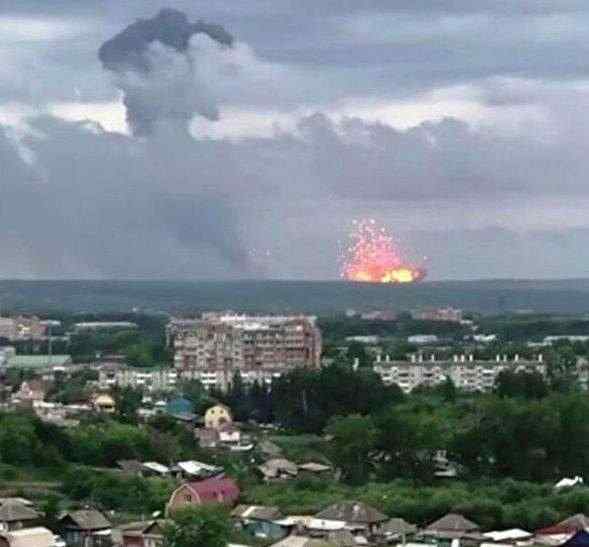 Из-за взрывов складов в Ачинске (РФ) эвакуировано 6 тысяч человек, пропали без вести четверо солдат, на территории района введено чрезвычайное положение 02