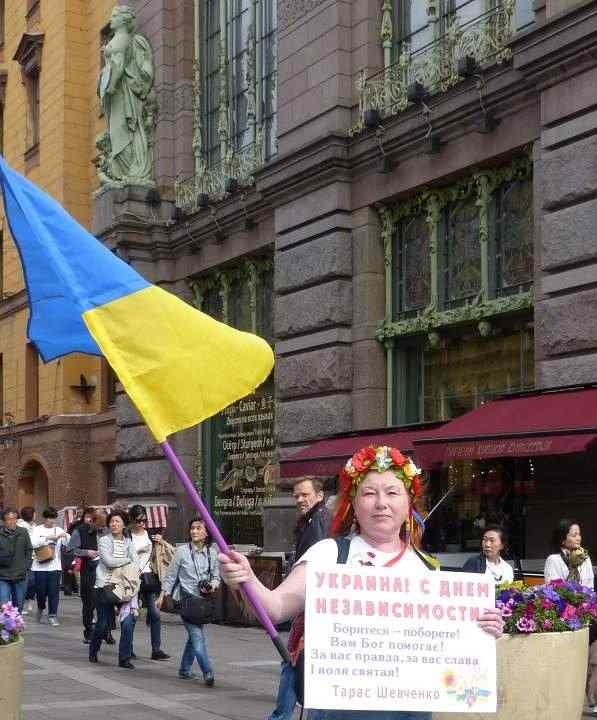 Активиста задержали в Санкт-Петербурге до того, как он начал пикет в поддержку Украины 27