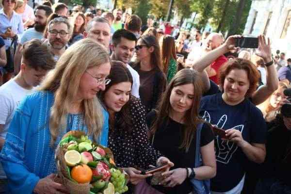 Мы никуда не уходим, борьба продолжается, - Супрун поблагодарила украинцев, которые пришли проводить ее с поста главы Минздрава 04