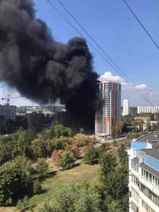 Пожар в столичной новостройке: небо заволокло черным дымом 04