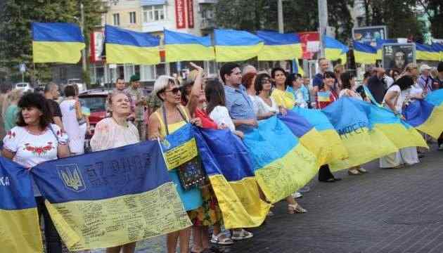 Рекорд Украины: самый длинный флаг с автографами воинов АТО и ООС в Херсоне 01