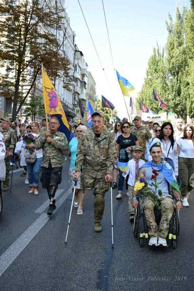 Ветераны на колясках и костылях и портреты погибших Героев, - трогательные моменты Марша защитников Украины 01