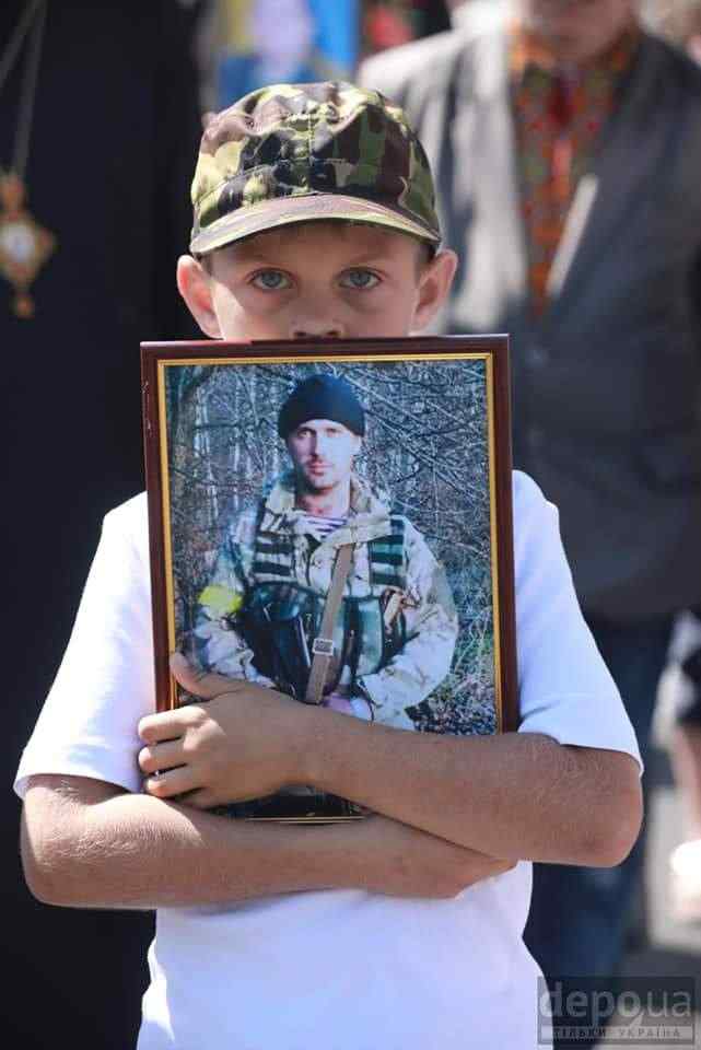 Ветераны на колясках и костылях и портреты погибших Героев, - трогательные моменты Марша защитников Украины 02
