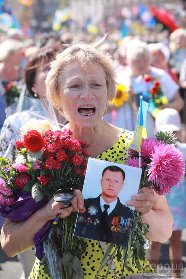 Ветераны на колясках и костылях и портреты погибших Героев, - трогательные моменты Марша защитников Украины 04