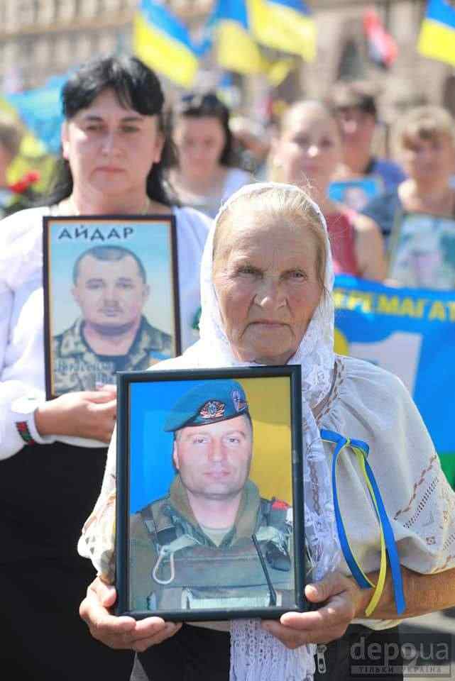 Ветераны на колясках и костылях и портреты погибших Героев, - трогательные моменты Марша защитников Украины 05