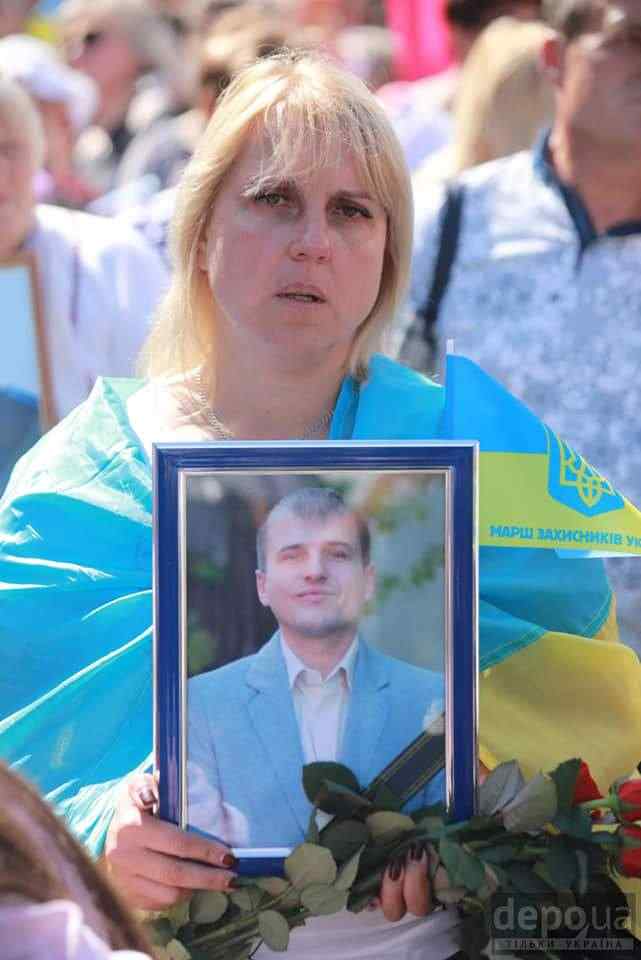 Ветераны на колясках и костылях и портреты погибших Героев, - трогательные моменты Марша защитников Украины 06