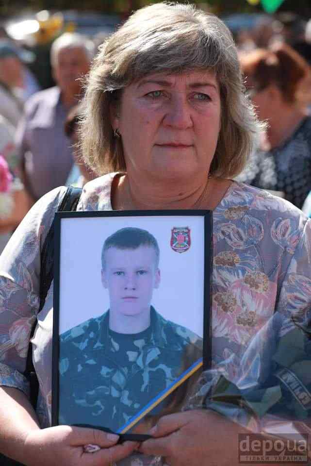 Ветераны на колясках и костылях и портреты погибших Героев, - трогательные моменты Марша защитников Украины 07