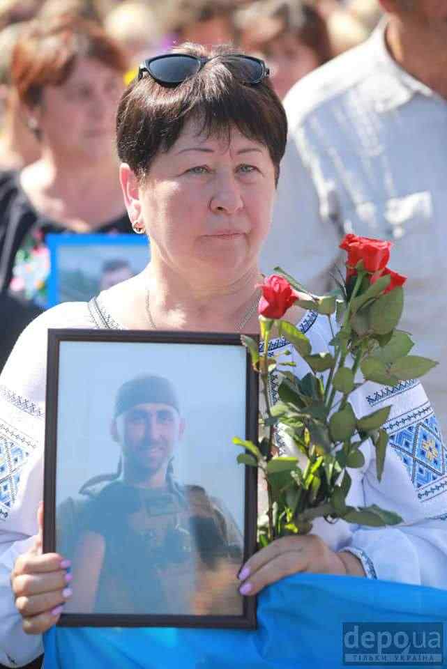 Ветераны на колясках и костылях и портреты погибших Героев, - трогательные моменты Марша защитников Украины 08