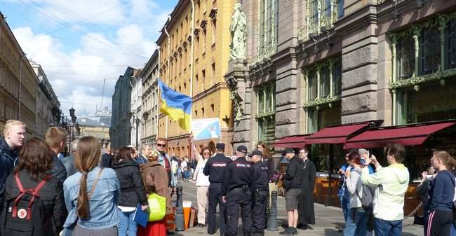 Активиста задержали в Санкт-Петербурге до того, как он начал пикет в поддержку Украины 04