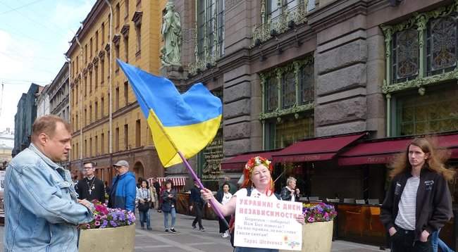 Активиста задержали в Санкт-Петербурге до того, как он начал пикет в поддержку Украины 05