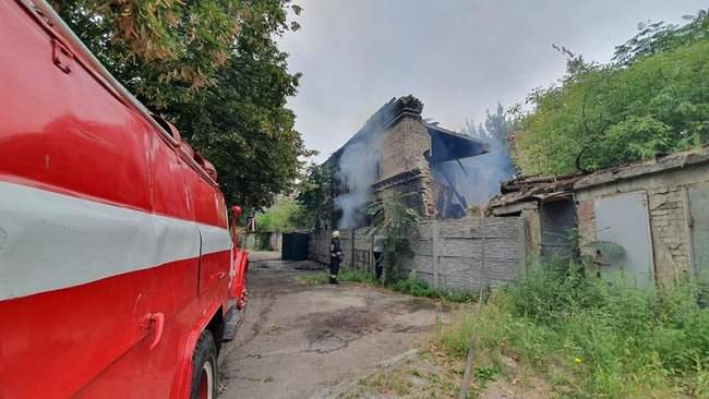 При пожаре в Днепре обвалилась крыша здания, травмированы трое спасателей 05