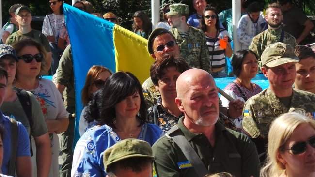 Часть участников Марша защитников пришли под Офис президента в Киеве с требованием Нет капитуляции 03