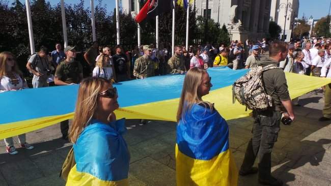 Часть участников Марша защитников пришли под Офис президента в Киеве с требованием Нет капитуляции 04