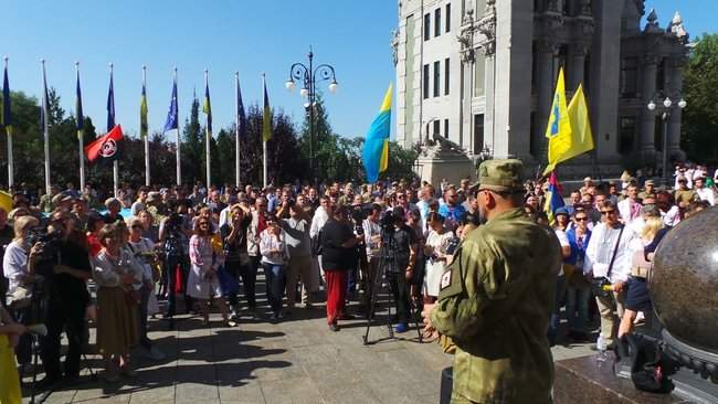 Часть участников Марша защитников пришли под Офис президента в Киеве с требованием Нет капитуляции 05