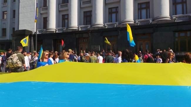 Часть участников Марша защитников пришли под Офис президента в Киеве с требованием Нет капитуляции 06