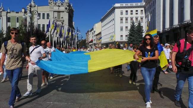 Часть участников Марша защитников пришли под Офис президента в Киеве с требованием Нет капитуляции 07