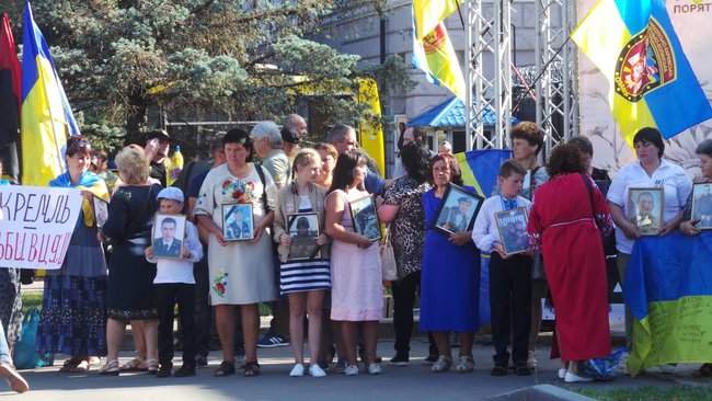 Росія - вбивця наших синів: под посольством РФ в Киеве проходит акция с участием семей погибших под Иловайском воинов 08
