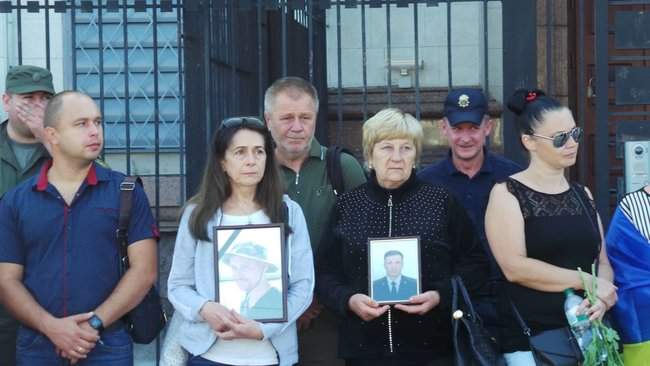 Росія - вбивця наших синів: под посольством РФ в Киеве проходит акция с участием семей погибших под Иловайском воинов 09