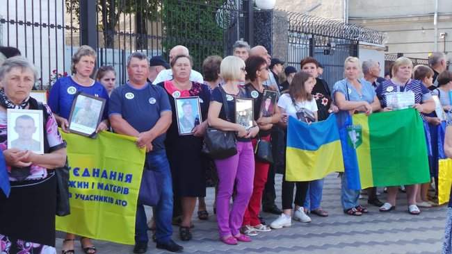 Росія - вбивця наших синів: под посольством РФ в Киеве проходит акция с участием семей погибших под Иловайском воинов 11