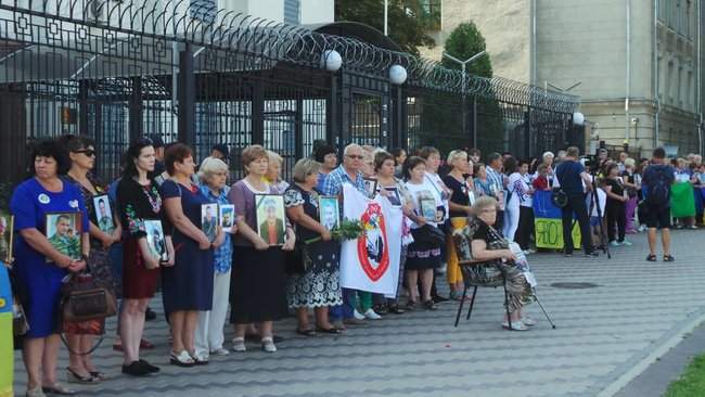 Росія - вбивця наших синів: под посольством РФ в Киеве проходит акция с участием семей погибших под Иловайском воинов 14