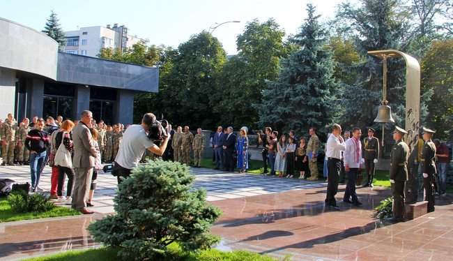 В Министерстве обороны почтили память погибших в этот день с 2014 года 15 украинских героев 16