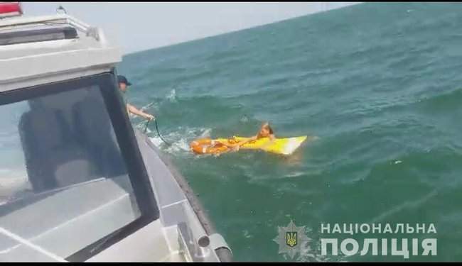 Водные полицейские Херсонщины спасли девушку, которую унесло на матрасе в открытое море 01