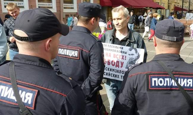 Активиста задержали в Санкт-Петербурге до того, как он начал пикет в поддержку Украины 18